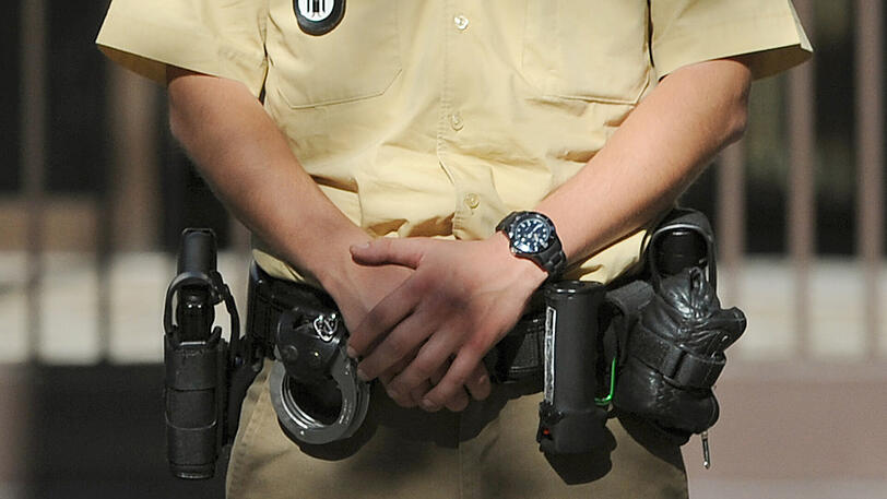 Der falsche Polizist war offenbar so authentisch verkleidet, dass die Touristen auf die Masche reinfielen. (Symbolbild)