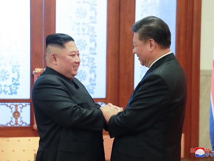 Nordkoreas Nachbar China ist auch sein wichtigster Verbündeter: Kim Jong Un und Chinas Staatschef Xi Jinping bei einem Treffen, bei dem Nordkoreas Strategie mit der chinesischen Führung abgestimmt wurde.