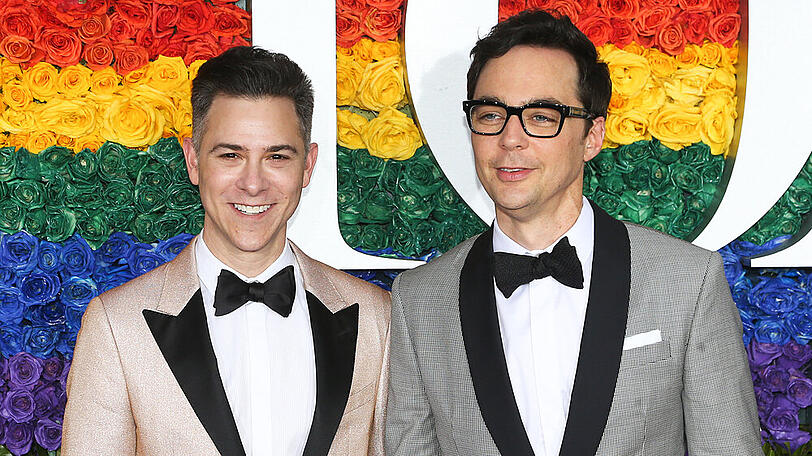 Jim Parsons (r.) und sein Ehepartner Todd Spiewak