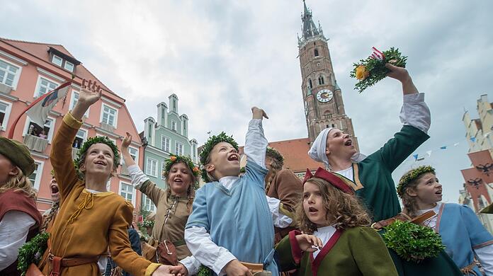 Frauen und Kinder in historischer Kleidung winken am 2017 in Landshut während der Landshuter Hochzeit.