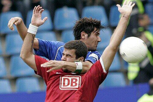 Bochums Anthar Yahia (r.) mit Herthas Andre Lima