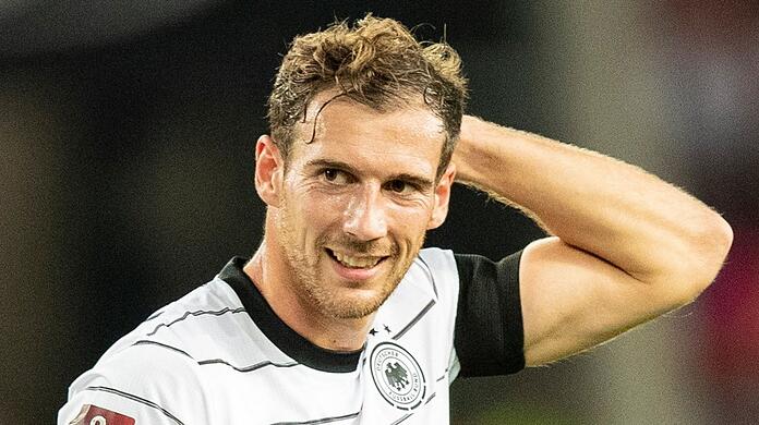 Leon Goretzka lacht.
