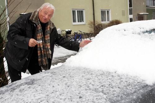 Horst Gütermann vor seinem Auto