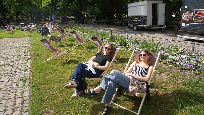 Sie finden's gemütlich im Liegestuhl:  Teya und Luxe (v.l.) am Eröffnungstag im Kulturbiergarten Neptunbrunnen.