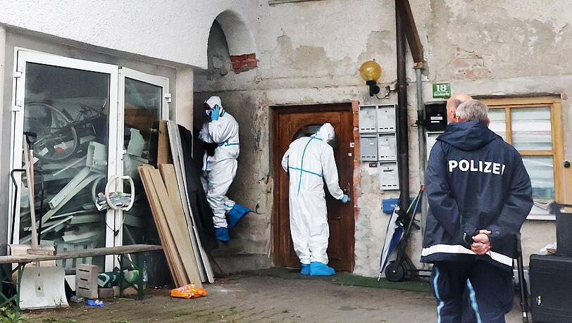 Die Spurensicherung fand abgetrennte Leichenteile in dem Haus. Die Spurensicherung fand abgetrennte Leichenteile in dem Haus.