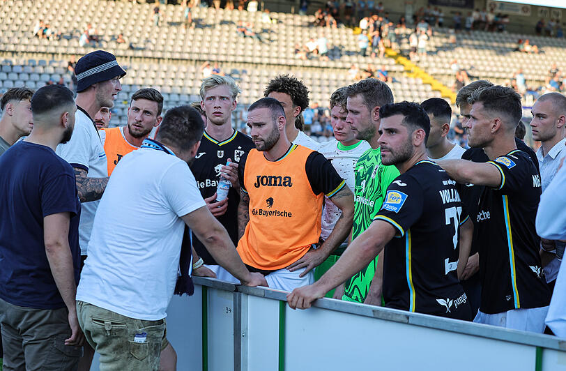 Klare Ansage von den Fans für die Löwen nach der Demontage durch Hoffenheim II auf Giesings Höhen. Klare Ansage von den Fans für die Löwen nach der Demontage durch Hoffenheim II auf Giesings Höhen.