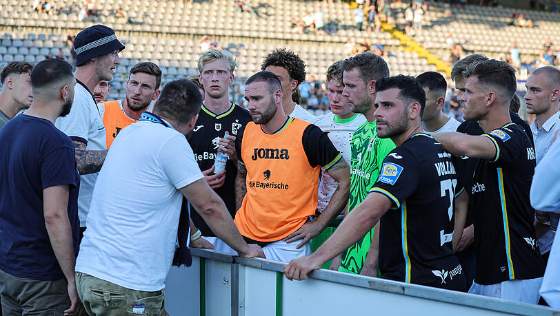 Klare Ansage von den Fans für die Löwen nach der Demontage durch Hoffenheim II auf Giesings Höhen. Klare Ansage von den Fans für die Löwen nach der Demontage durch Hoffenheim II auf Giesings Höhen.