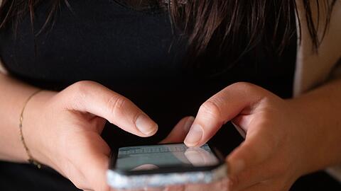 Viele Jugendliche finden selbst, dass sie zu viel Zeit mit sozialen Medien verbringen. (Symbolbild)