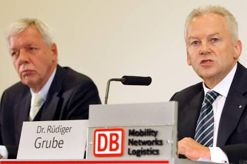 Rüdiger Grube (re.) und Bahn-Aufsichtsratschef Werner Müller.
