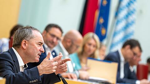 Wirtschaftsminister Aiwanger forderte schnellere, digitalere und einfachere Firmengr&uuml;ndungen.