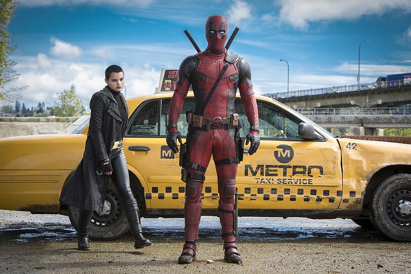 Deadpool (Ryan Reynolds) muss sich mit X-Men-Superheldin Negasonic Teenage Warhead (Brianna Hildebrand) herumschlagen. Deadpool (Ryan Reynolds) muss sich mit X-Men-Superheldin Negasonic Teenage Warhead (Brianna Hildebrand) herumschlagen.