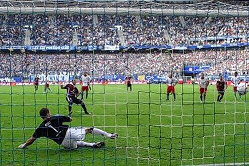 Elfer verwandelt, Punkt gerettet: Javier Pinola ließ HSV-Keeper Frank Rost keine Abwehrchance.