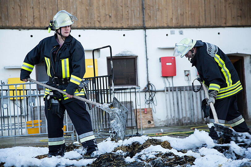 Da die Feuerwehr von einem Hausbrand ausgegangen war, war sie mit mehreren Fahrzeugen und schwerem Gerät angerückt. Das Feuer war schnell gelöscht.