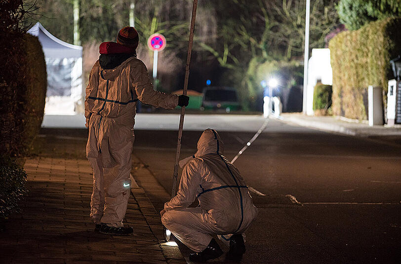 Bei einem Eifersuchtsdrama in Bayreuth starben insgesamt drei Menschen, eine Person ist schwer verletzt. Der Täter erschoss seine Ex-Freundin, ihren Vater und dann sich selbst.