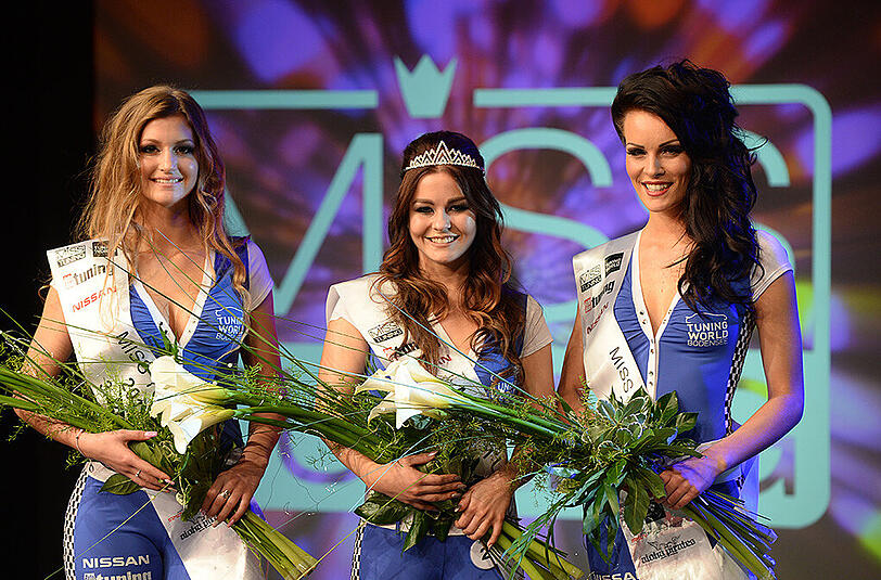 Die Entscheidung ist gefallen: Miss Tuning 2016 ist Julia Oemler aus Halle an der Saale (m.), links die Drittplatzierte Ivett Burján aus Sajóörös in Ungarn, rechts die Zweitplatzierte Christiane Schleicher aus Radebeul.