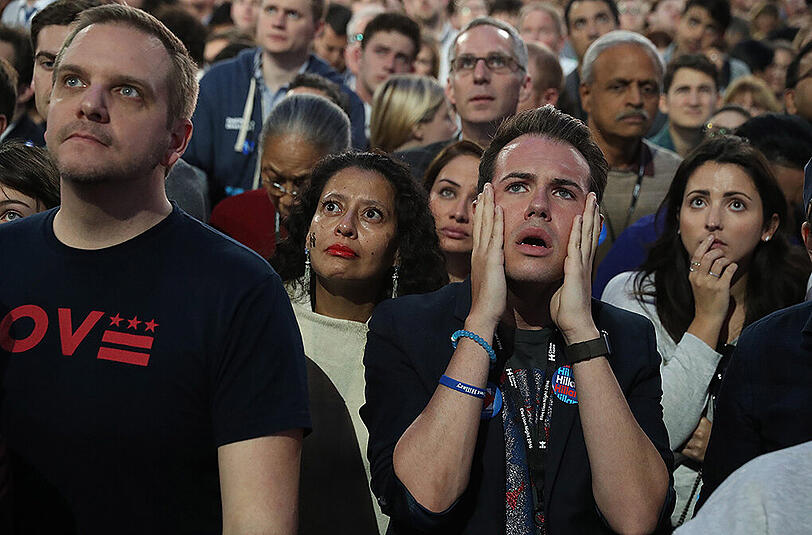 Entsetzen in den Gesichtern der Clinton-Anhänger bei der ersten Florida-Prognose.