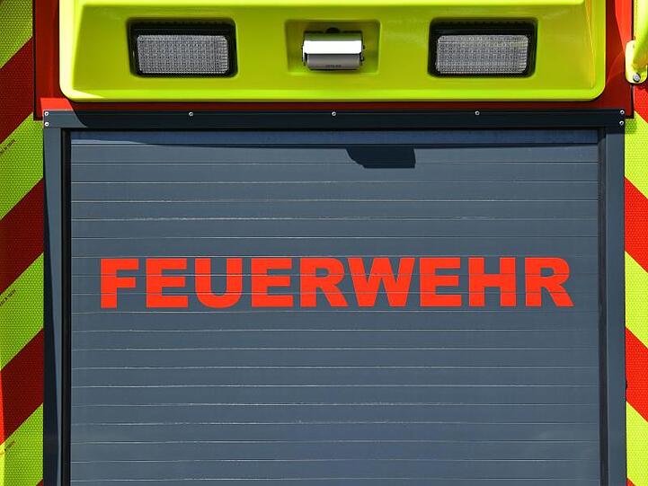 Der Schriftzug "Feuerwehr" ist auf einem Einsatzfahrzeug angebracht. Foto: Martin Schutt/dpa-Zentralbild/dpa/Archivbild