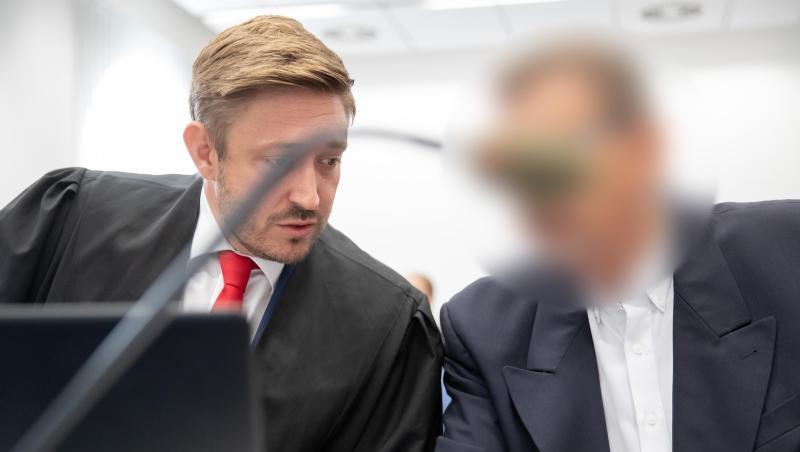Ein Anwalt (l) unterhält sich mit dem wegen Totschlags angeklagten Mann im Landgericht Bamberg zum Prozessbeginn. Foto: D. Karmann/Archiv Ein Anwalt (l) unterhält sich mit dem wegen Totschlags angeklagten Mann im Landgericht Bamberg zum Prozessbeginn. Foto: D. Karmann/Archiv