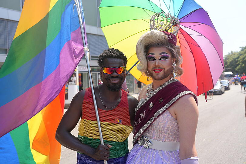 Die Drag-K&uuml;nstlerin Miss Taylor (rechts) ist heuer auch bei der Parade dabei gewesen.
