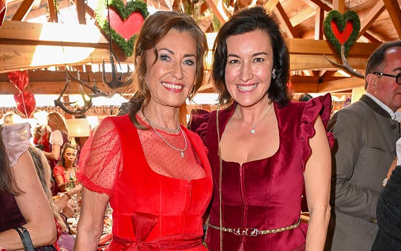 Ebenfalls bei der "Red Ladies Wiesn" zu Gast: "Höhle der Löwen"-Investorin Dagmar Wöhrl (links) und CSU-Forschungsministerin Dorothee. Ebenfalls bei der "Red Ladies Wiesn" zu Gast: "Höhle der Löwen"-Investorin Dagmar Wöhrl (links) und CSU-Forschungsministerin Dorothee.