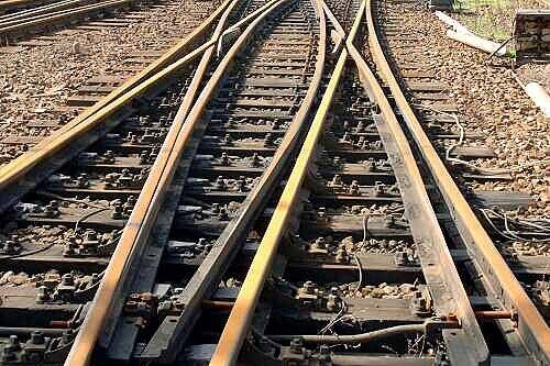 Es war wohl ein technischer Defekt, der den Waggon aus dem Gleis springen lies. (Symbolbild).
