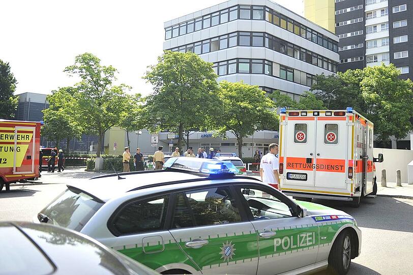 Polizeiautos und Rettungswagen vorm Ärztehaus am Peschelanger 11.