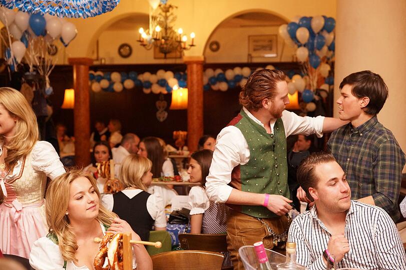 Wiesn-Halbzeit: Immer wenn es noch knapp ein halbes Jahr bis zum Oktoberfest ist, feiern die Münchner im Franziskaner. Die Bilder vom sexy Wiesn-Warm-up.