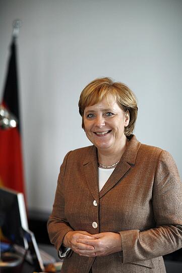 Geburtstag: Angela Merkel wird 60 Jahre alt! Hier gibt's die kultigsten Merkel-Fotos zum Durchklicken...