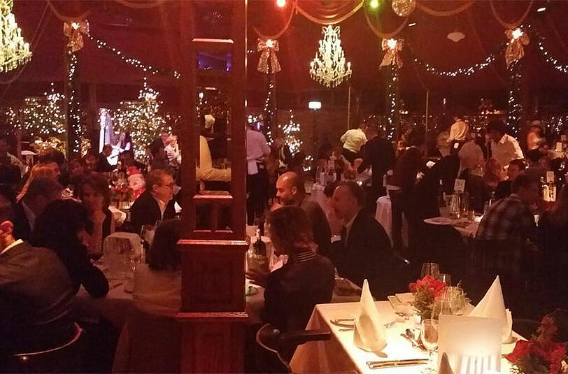 Blick ins prominent besetzte Teatro: In der Mitte sitzt etwas weiter hinten Star-Trainer Pep Guardiola.