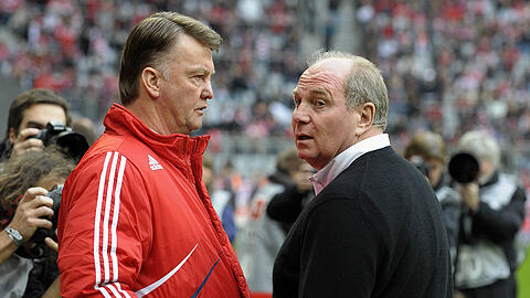 November 2009: Louis van Gaal und Uli Hoeneß (rechts) am Rande des Bayern-Spiels gegen Bayer Leverkusen.