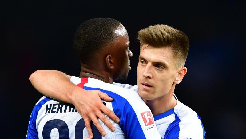 Neuzugang Krzysztof Piatek (r) und Dodi Lukebakio von Hertha umarmen sich nach Spielende. Neuzugang Krzysztof Piatek (r) und Dodi Lukebakio von Hertha umarmen sich nach Spielende.