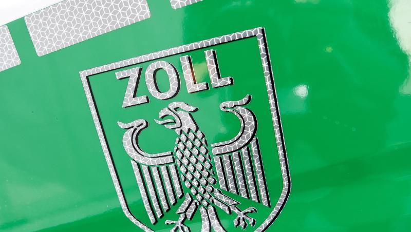 Das Zoll-Logo ist auf einem Einsatzfahrzeug des Zolls zu sehen. Foto: Christophe Gateau/Archivbild Das Zoll-Logo ist auf einem Einsatzfahrzeug des Zolls zu sehen. Foto: Christophe Gateau/Archivbild
