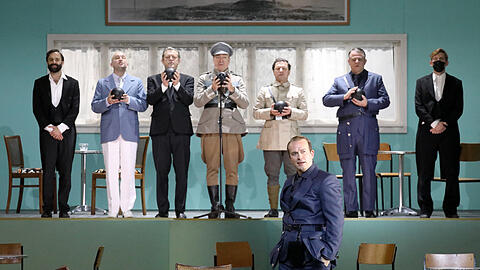 Daniel Behle (vorn) als Octavio in Christoph Marthalers Inszenierung von Franz Lehárs "Giuditta" im Nationaltheater.