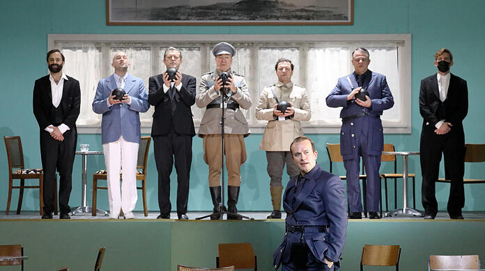 Daniel Behle (vorn) als Octavio in Christoph Marthalers Inszenierung von Franz Lehárs "Giuditta" im Nationaltheater.
