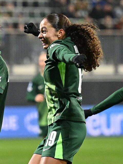 Auf die Wolfsburgerinnen um Alexandra Popp (l) wartet ein attraktiver Gegner.