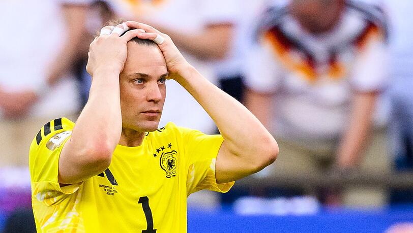Entsetzt nach dem Aus im Elfmeterschie&szlig;en: Manuel Neuer.