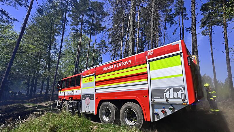 Ein tschechisches Feuerwehrauto bei der Waldbrandbekämpfung. (Archivfoto) Ein tschechisches Feuerwehrauto bei der Waldbrandbekämpfung. (Archivfoto)