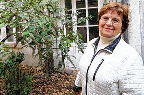 Rosmarie Noel zeigt den Hinterhof, in dem Georg Elser seine Bombe baute