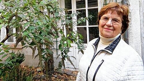 Rosmarie Noel zeigt den Hinterhof, in dem Georg Elser seine Bombe baute