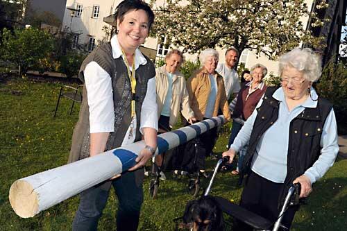 Schwester Gabi und Seniorinnen mit dem gestohlenen Maibaum des Katharinenspitals.