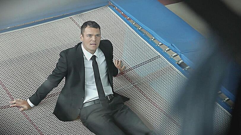 Nette Werbekampagne von Hugo Boss: Martin Kaymer und Mario Gomez stacheln sich gegenseitig zu artistischen Höchstleistungen auf.