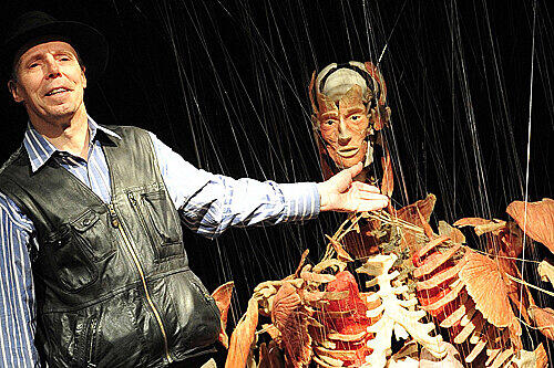 Hagens mit seinem Plastinat "Sitzender total expandierender Koerper"...