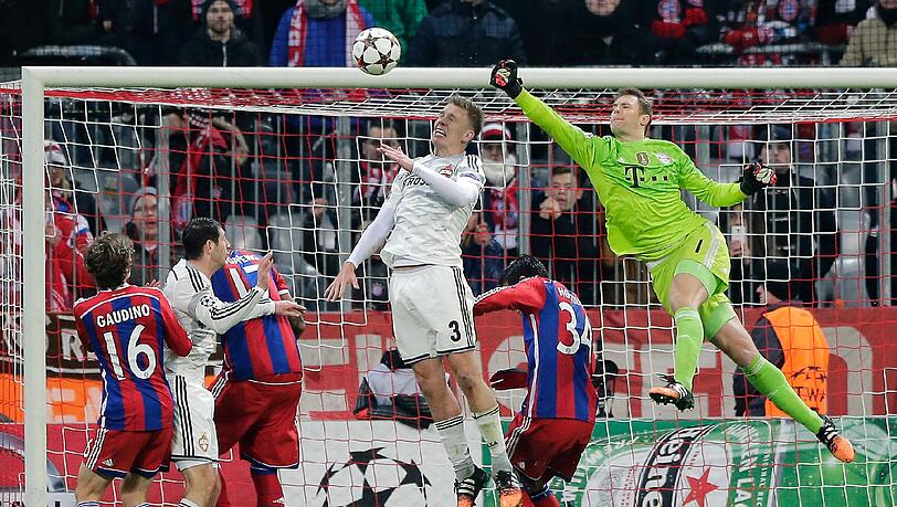 MANUEL NEUER: NOTE 2
Parierte nach 24 tatenlosen Minuten überragend gegen Doumbia. Und sonst? Gab gelegentlich Manu, den Liber. Aber selbst da kaum gefordert. MANUEL NEUER: NOTE 2
Parierte nach 24 tatenlosen Minuten überragend gegen Doumbia. Und sonst? Gab gelegentlich Manu, den Liber. Aber selbst da kaum gefordert.
