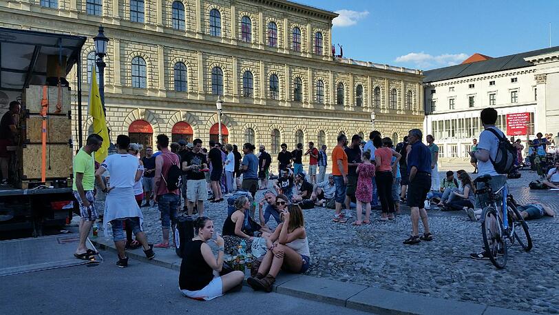 Hunderte demonstrieren gegen die Bagida-Kundgebung.