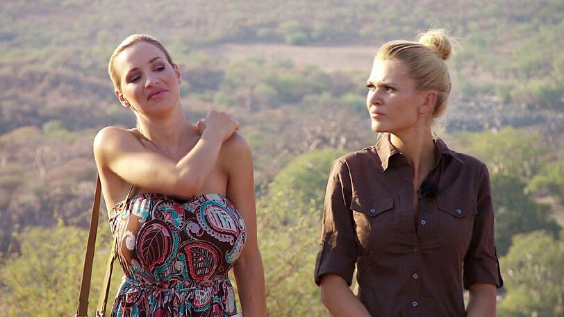 Während der Nominierung fängt Barbara Engel von einem gemeinsamen Geheimnis, dass sie mit Jordan Carver (l.) hat zu erzählen. Doch Jordan hat dafür kein Verständnis und will, dass Barbara auf keinen Fall weiter spricht.