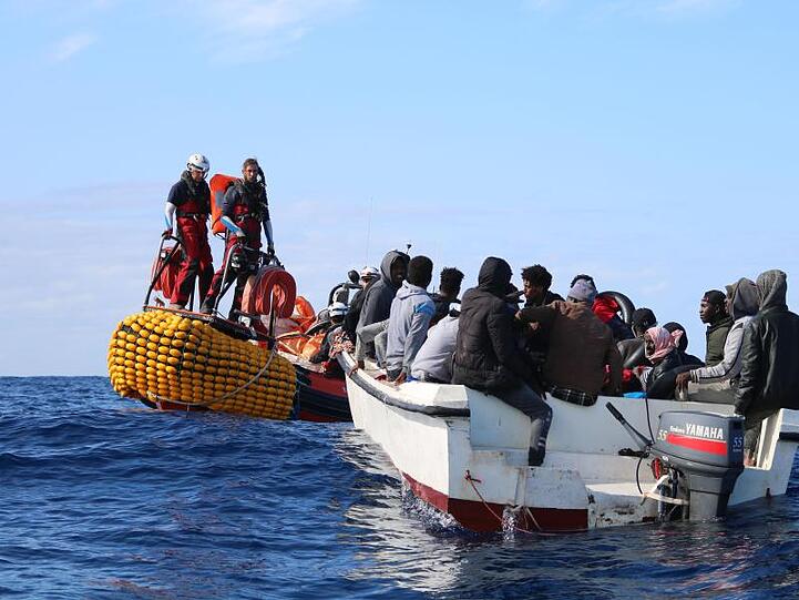 Retter von der "Ocean Viking" nähern sich vor Libyen einem Boot in Seenot mit 30 Menschen an Bord.