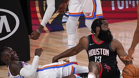 Dennis Schröder (l) von den Oklahoma City Thunder und Houstons Star James Harden im Zweikampf.