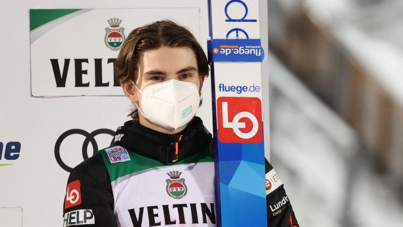 Marius Lindvik aus Norwegen bei der Vierschanzentournee in Oberstdorf auf dem Podium.