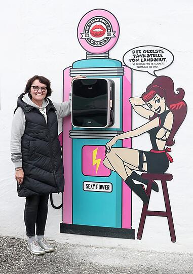 Seniorchefin Manuela Baumgartner präsentiert die neue E-Zapfsäule am Hauptgebäude des Erlebnishotels Lustra. Jeder, der ein E-Auto hat, darf dort kostenlos Strom tanken. Ein Besuch im Lustra ist kein Muss.