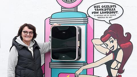 Seniorchefin Manuela Baumgartner präsentiert die neue E-Zapfsäule am Hauptgebäude des Erlebnishotels Lustra. Jeder, der ein E-Auto hat, darf dort kostenlos Strom tanken. Ein Besuch im Lustra ist kein Muss.